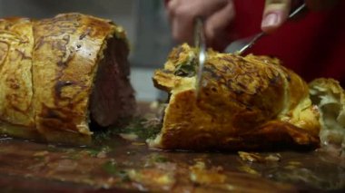 Kapalı el, geleneksel puf böreği bayram yemeğini kesiyor. Fileto Wellington yemeği..