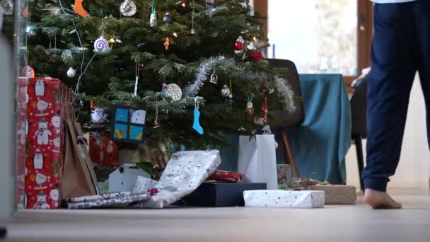Domácí Interiér Během Vánočních Prázdnin Přítomny Pod Stromem — Stock video