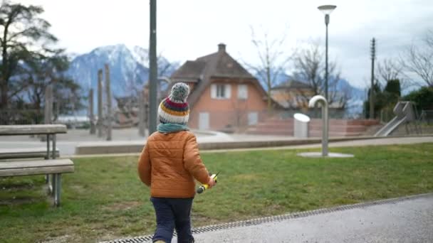 아이는 겨울이 밖으로 나간다 모자와 자켓을 — 비디오