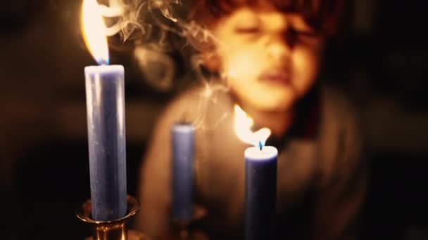 孩子慢动作吹烛光 小孩吹火蜡烛 提出愿望的概念 — 图库视频影像