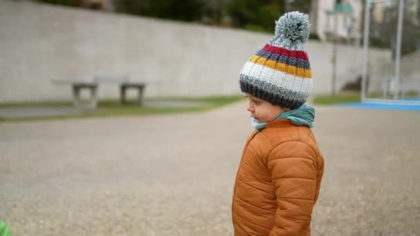 Niedliche Kleine Junge Mit Mütze Und Jacke Während Der Wintersaison — Stockvideo