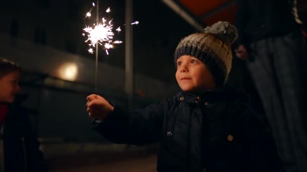 Aralık Noel Tatilini Kutlayan Mutlu Çocuk Elinde Maytap Tutuyor — Stok video