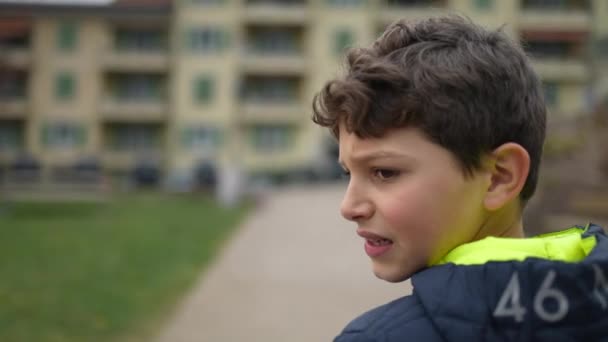 Один Расстроенный Ребенок Подросток Поворачивает Голову Обеспокоенными Эмоциями Отслеживающий Снимок — стоковое видео