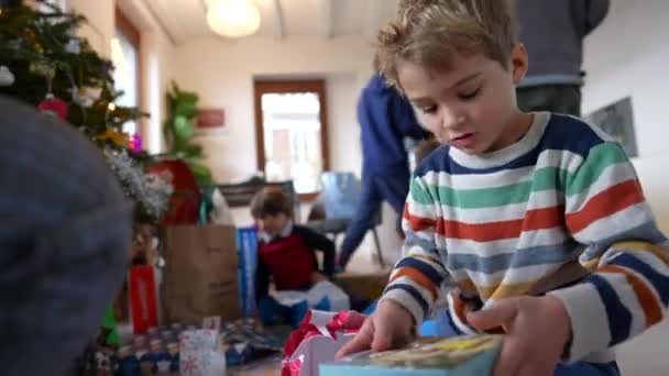 Dzieci Otwierają Prezenty Świąteczny Poranek Dzieci Otwierają Prezenty — Wideo stockowe