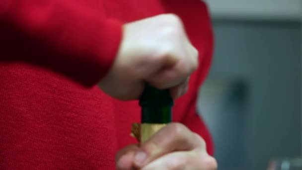 Closeup Mãos Masculinas Mão Abrindo Garrafa Champanhe Uncork Torção — Vídeo de Stock