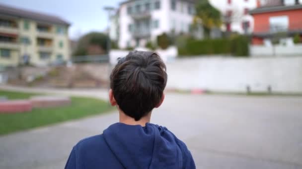 Jeune Garçon Réfléchi Marchant Extérieur Parc Ville Adolescent Pensif Promenant — Video