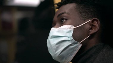 Metro metrosunda banliyö maskesi takan biri.