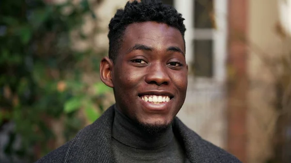 Karizmatik Genç Siyah Adam Dost Canlısı Afrikalı — Stok fotoğraf