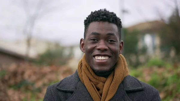 Karizmatik Mutlu Arkadaş Siyah Adam Portresi Kameraya Gülümsüyor — Stok fotoğraf