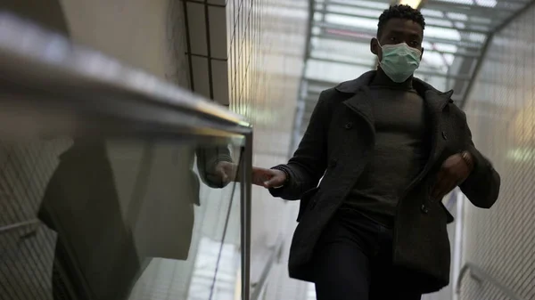 Zwarte Man Draagt Kostelijke Masker Dalende Metro Trap Raken Leuning — Stockfoto