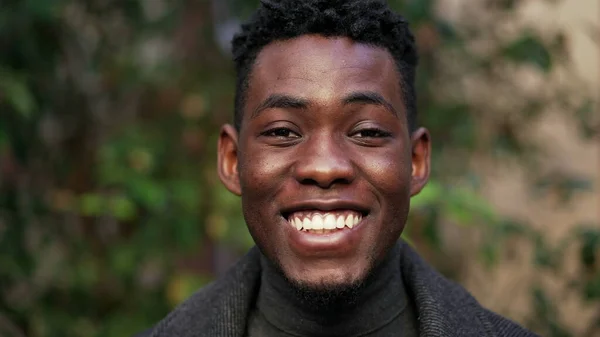 Karizmatik Genç Siyah Adam Dost Canlısı Afrikalı — Stok fotoğraf