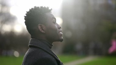 Dışarıda gülümseyen zarif siyahi adam