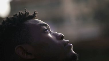 Umut dolu siyah Afrikalı adam, yakın plan, neşeli yüz ifadesi.