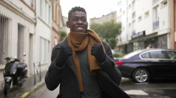 Sokakta Yürürken Başarıyı Kutlayan Mutlu Siyah Adam — Stok fotoğraf