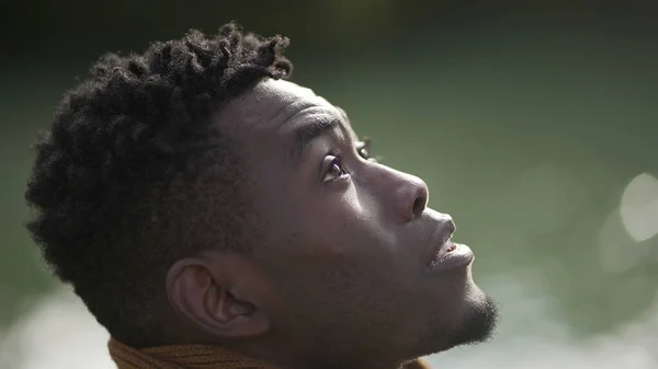 Umut Dolu Genç Siyah Adam Faith Ile Gökyüzüne Bakıyor — Stok fotoğraf