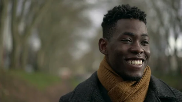 Mutlu Genç Siyahi Adam Kış Boyunca Dışarıda Yürüyor Doygunluk Refah — Stok fotoğraf