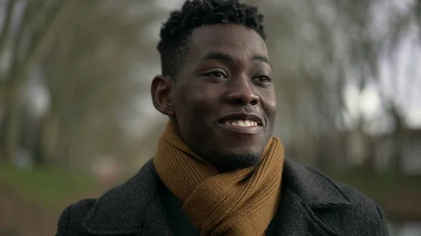Mutlu Genç Siyahi Adam Kış Boyunca Dışarıda Yürüyor Doygunluk Refah — Stok fotoğraf