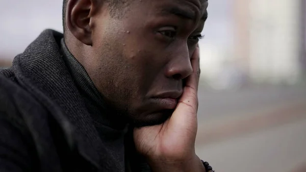 Düşünceli Siyah Afrikalı Adam Şehrin Kaldırımında Oturuyor Duygusal Acı Çekiyor — Stok fotoğraf