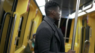 Metroya binen Afrikalı adam portresi. Metro 'da işe gidip gelen biri var.
