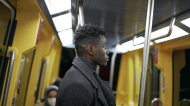 Metroya binen Afrikalı adam portresi. Metro 'da işe gidip gelen biri var.
