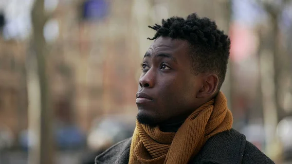 Задумливий Чорношкірий Чоловік Стоїть Надворі Спостерігає Містом — стокове фото