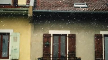 Kış mevsiminde yağan kar. Kar taneleri süper yavaş çekimde 240 fps düşerken Avrupa 'nın çatısı arka planda