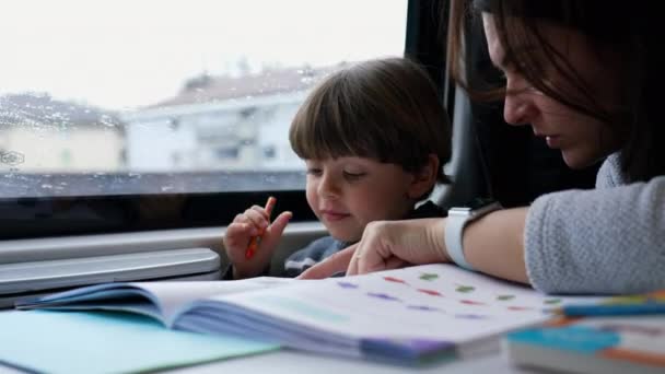 Mère Aider Enfant Faire Ses Devoirs Tout Voyageant Train Grande — Video
