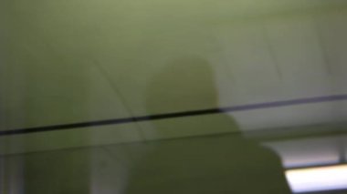 Hareket halindeki tren kalkış istasyonunda. Pencere yolcusu. Tavan ışıkları geçiyor