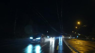 Şehir yolunda ve gece araba sürüyorum. Akşamları araba şoförünün görüntüsü. İşe gidip gelme