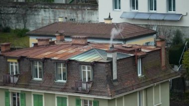 Baca dumanlı geleneksel Avrupa binası çatısı