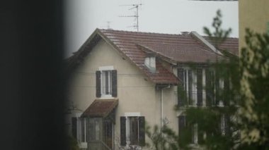 Kış mevsiminde yağan kar. Kar yağarken geleneksel bahçe bahçesinin dışı