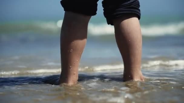 Счастливый Ребенок Прыгает Воду Пляже Спущенными Штанами Ребенок Босиком Чувствует — стоковое видео