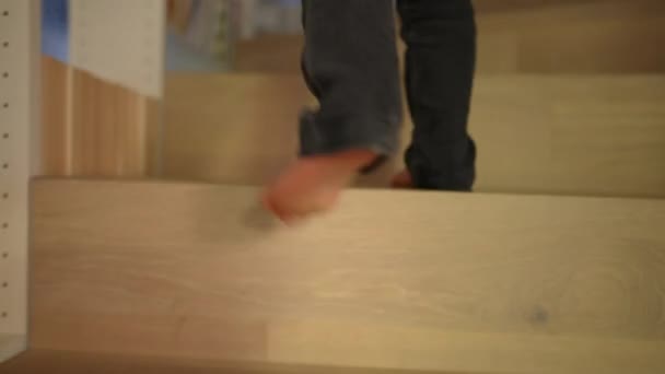 Küçük Bir Çocuk Merdivenleri Çıkıyor Evdeki Merdivenlerden Çıkan Yakın Çocuk — Stok video