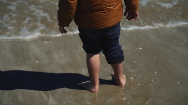 Дитина Стоїть Відкритому Повітрі Пляжі Під Час Осіннього Сезону Штанами — стокове відео