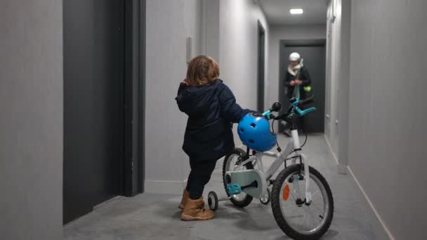Matka Dziecko Opuszczają Mieszkanie Mały Chłopiec Wychodzi Rowerem Stojącym Korytarzu — Wideo stockowe