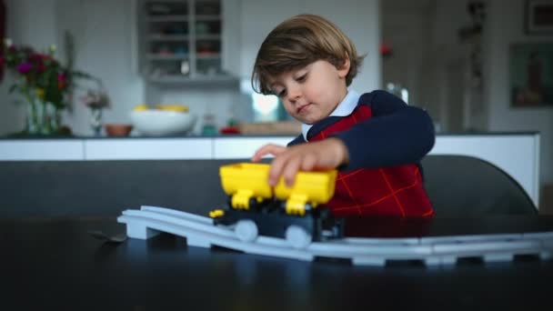 Kleiner Junge Spielt Hause Mit Eisenbahnspielzeug Ein Entzückendes Jähriges Kind — Stockvideo