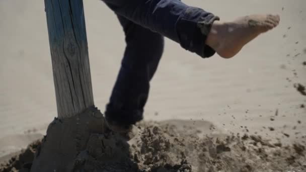 Kind Kickt Sand Strand Kinder Nahaufnahme Füße Die Barfuß Ufer — Stockvideo
