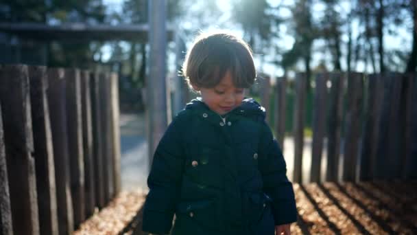겨울용 자켓을 잘생긴 어린이 가가을 날씨에 밖에서 — 비디오