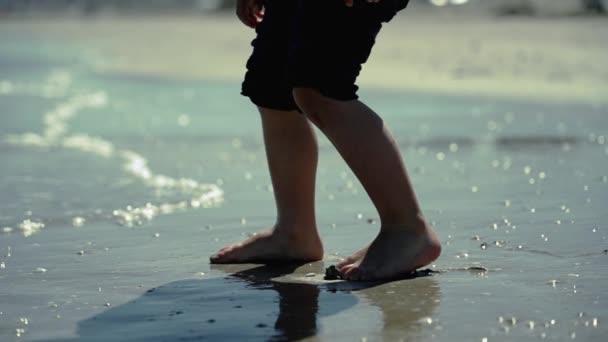 Дитина Ходить Пляжі Дуже Повільному Русі Щаслива Дитина Стрибає Воду — стокове відео