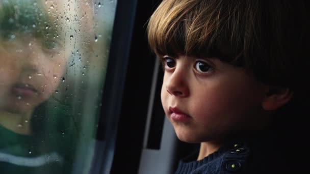 Тяжелый Ребенок Опираясь Движущееся Окно Поезда Смотрит Пейзаж Маленький Мальчик — стоковое видео