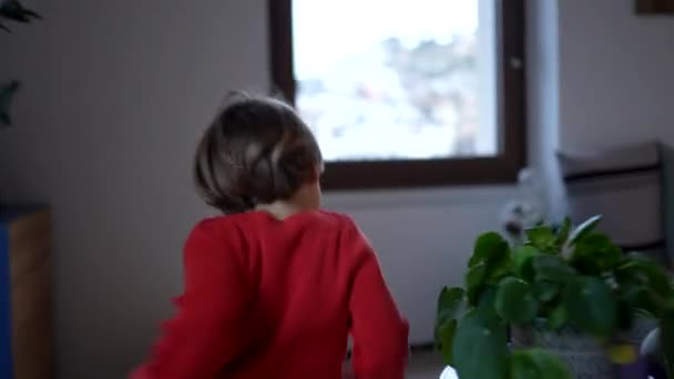 Een Opgewonden Gelukkig Kind Loopt Moderne Woonkamer Huis Achterkant Van — Stockvideo