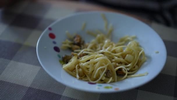 Nudelspaghetti Auf Tellerresten — Stockvideo