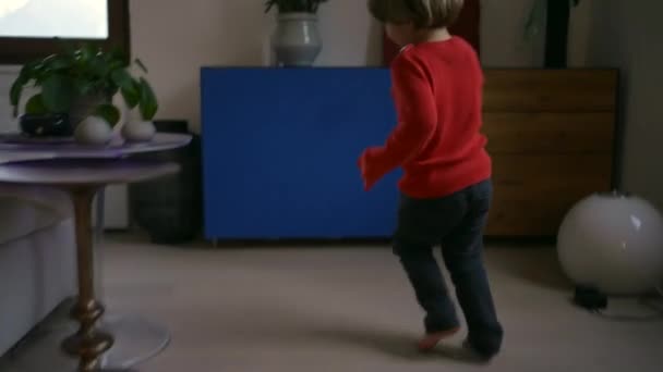 1人の幸せな子供が現代の家庭のリビングルームで走っています 興奮した男の子ランナー屋内でスローモーションで — ストック動画