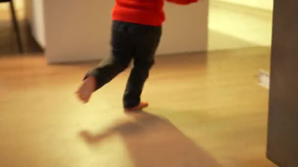 屋内で1人のアクティブな子供の足が走っている リビングで興奮した子供のランナーを閉じます — ストック動画