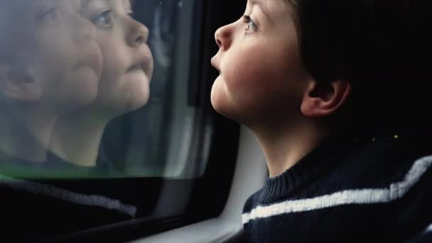 Utas Gyermek Vonat Ablakában Tükröződés Egy Kisfiú Utazgat Nézi Arra — Stock videók