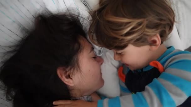 Дитина Прокидається Мати Ліжку Справжнє Справжнє Життя Маленького Хлопчика Прокидається — стокове відео
