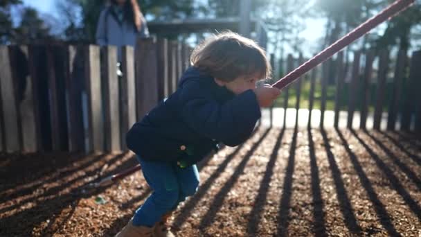 Маленький Хлопчик Тримається Дитячу Мотузку Сонячний Зимовий Сезон Дитина Грає — стокове відео