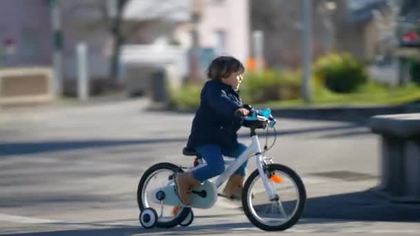 Один Маленький Мальчик Велосипеде Ребенок Учится Кататься Велосипеде Улице Милый — стоковое видео