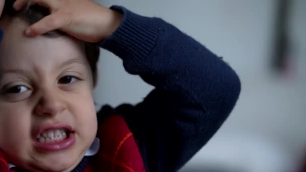 Egy Dühös Fiatal Fiú Közeledik Felénk Egy Feldúlt Kisgyerek Portréja — Stock videók