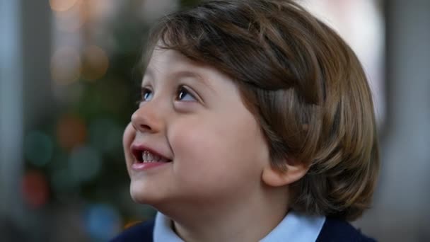 一个兴奋的小男孩面面相觑 令人惊讶的可爱的2岁小孩肖像 快乐而真实的反应 — 图库视频影像